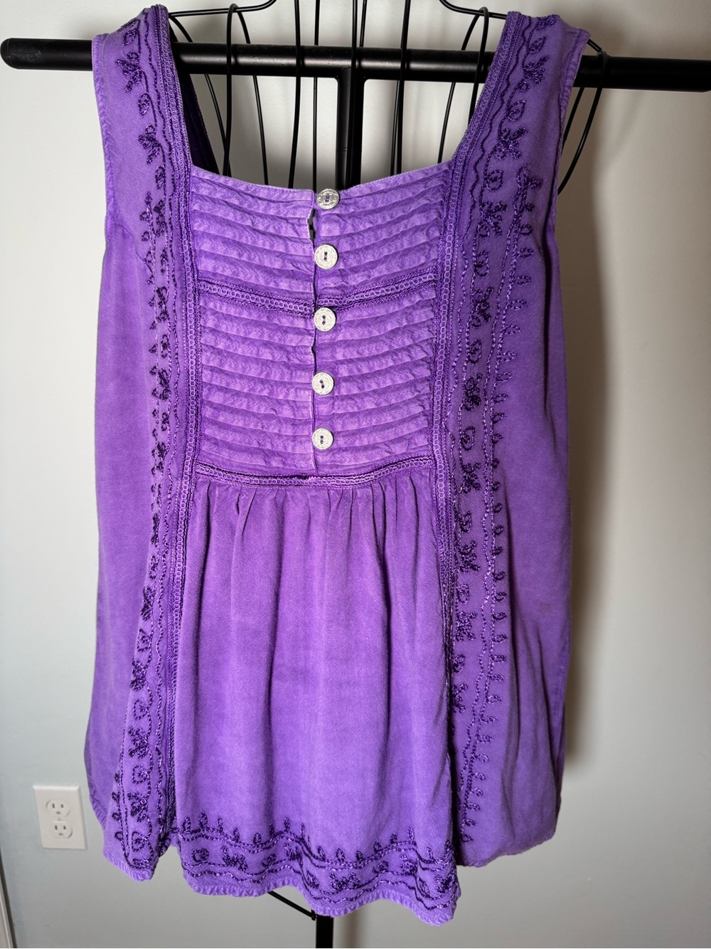 The Paragon Sleeveless Purple Embroidered Button-Front Tank Top sz M